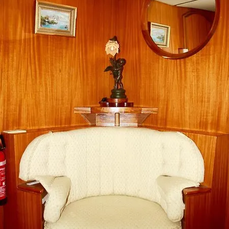 Ботель Yacht