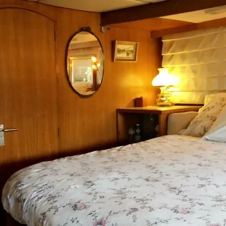 Ботель Yacht *