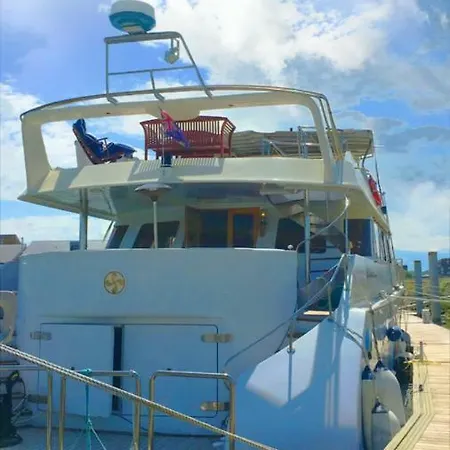 Ботель Yacht