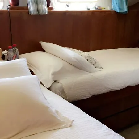 Ботель Yacht Довиль