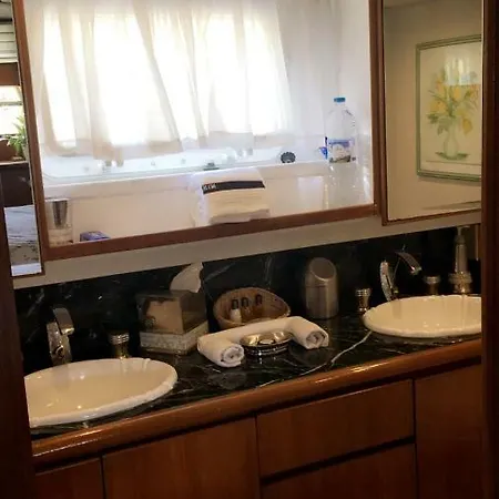 Ботель Yacht
