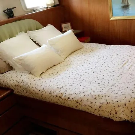 Ботель Yacht