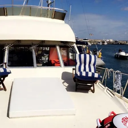Yacht Ботель