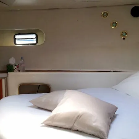 Ботель Yacht *