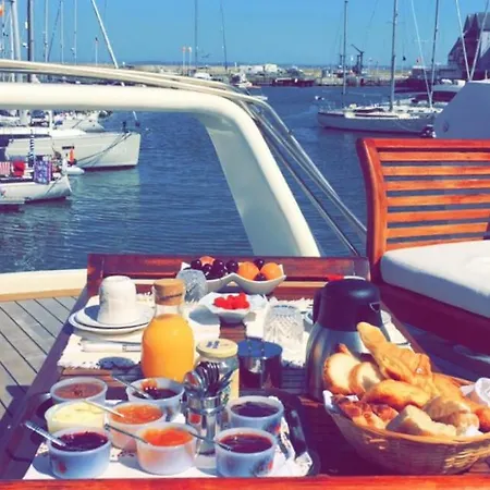 Ботель Yacht Довиль
