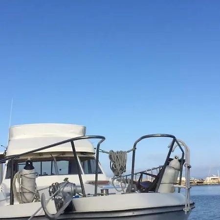 Ботель Yacht *