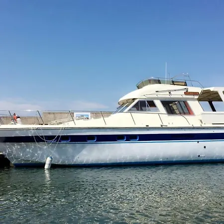 Yacht Ботель *