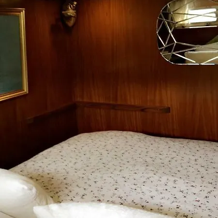 Yacht Ботель *